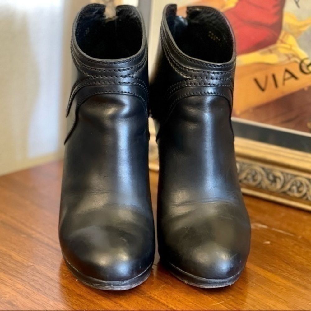 Beautiful 100% authentic Gucci black leather high heeled booties! - Picture 11 of 13